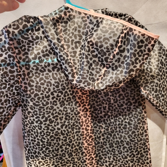 Old Navy transparent leopard rain coat-NWOT - Picture 4 of 4